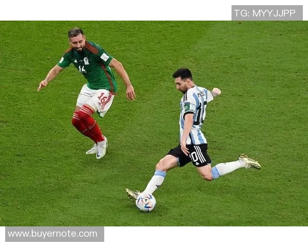 足球明星在赛前热身展现精彩瞬间引发球迷热烈期待 足球明星在赛前热身展现精彩瞬间引发球迷热烈期待